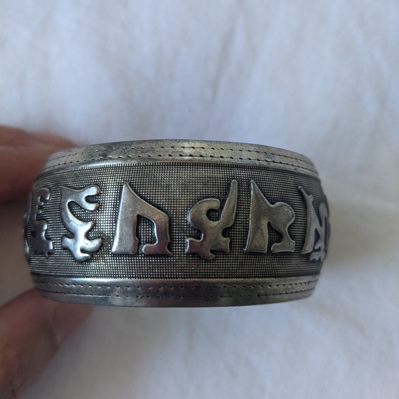 Pair of Tibetan prayer cuffs - Picture 2 of 5